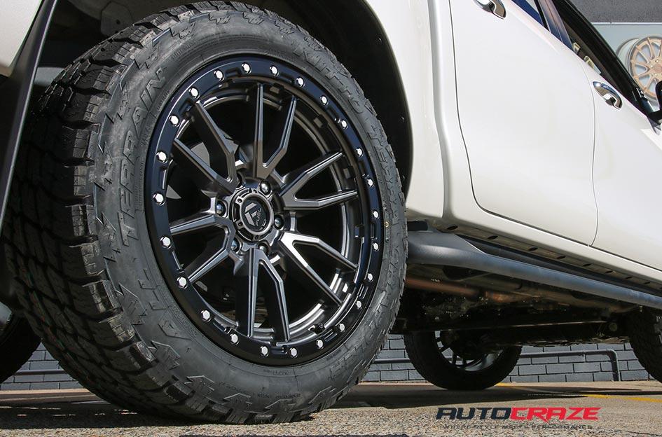TOYOTA HILUX 4WD REBEL ANTHRACITE CENTER W BLACK LIP
